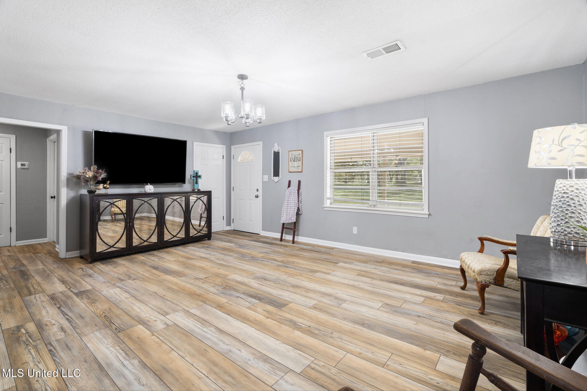 5011 Sycamore Road Coldwater, MS 38618 - Photo 10 of 31 Living room!