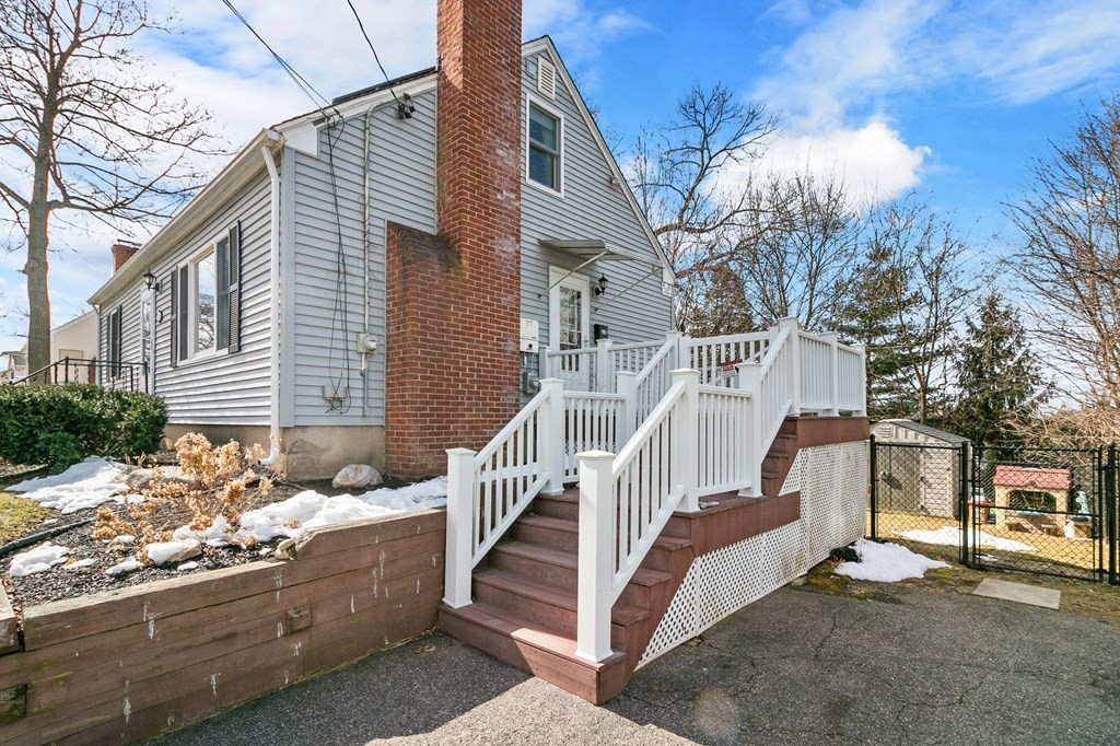 190 West Allen Ridge Road Springfield, MA 01118 - Photo 6 of 39 a view of a patio with a yard