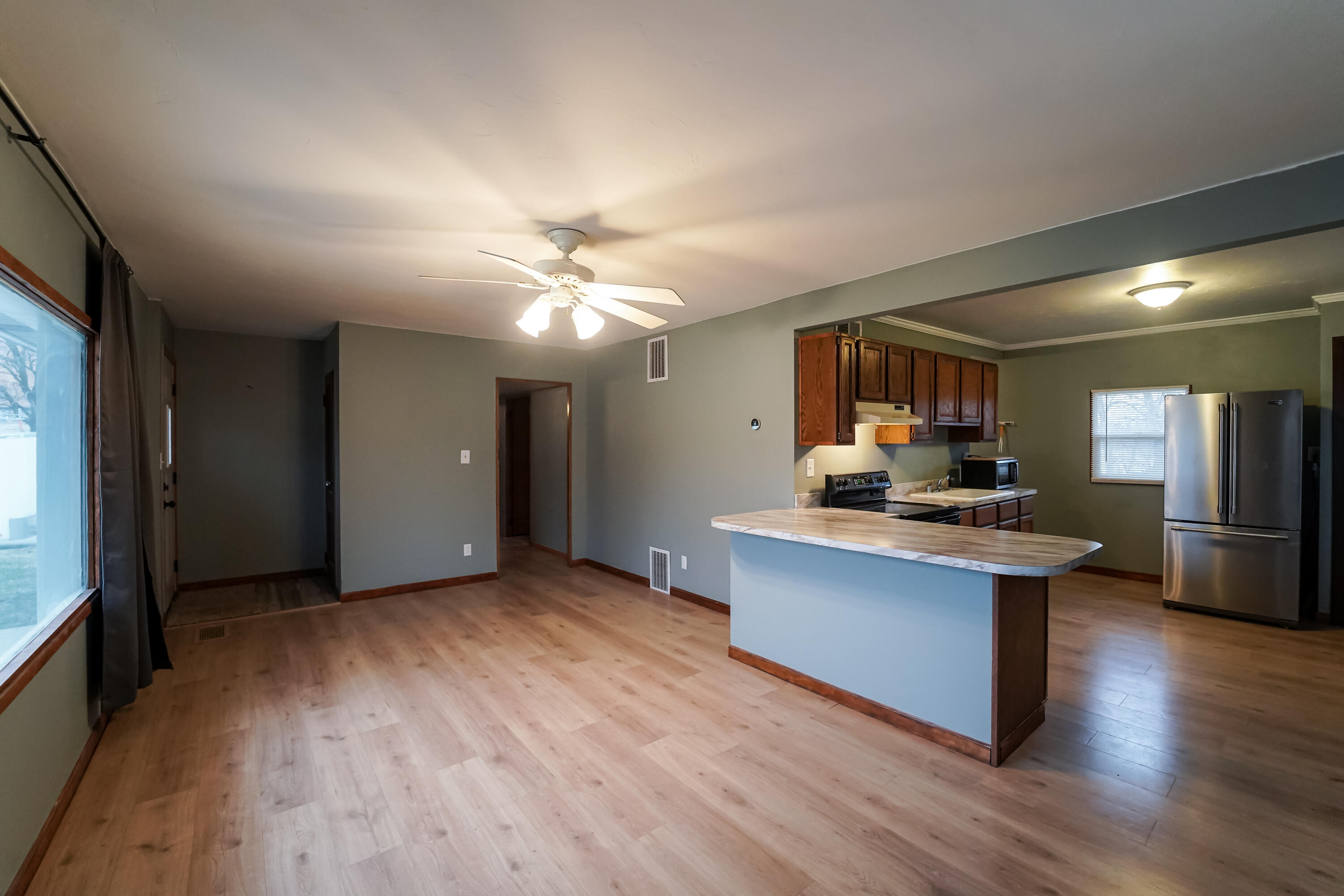 2811 North 11th Street Sheboygan, WI 53083 - Photo 3 of 11 Living Room /Dining