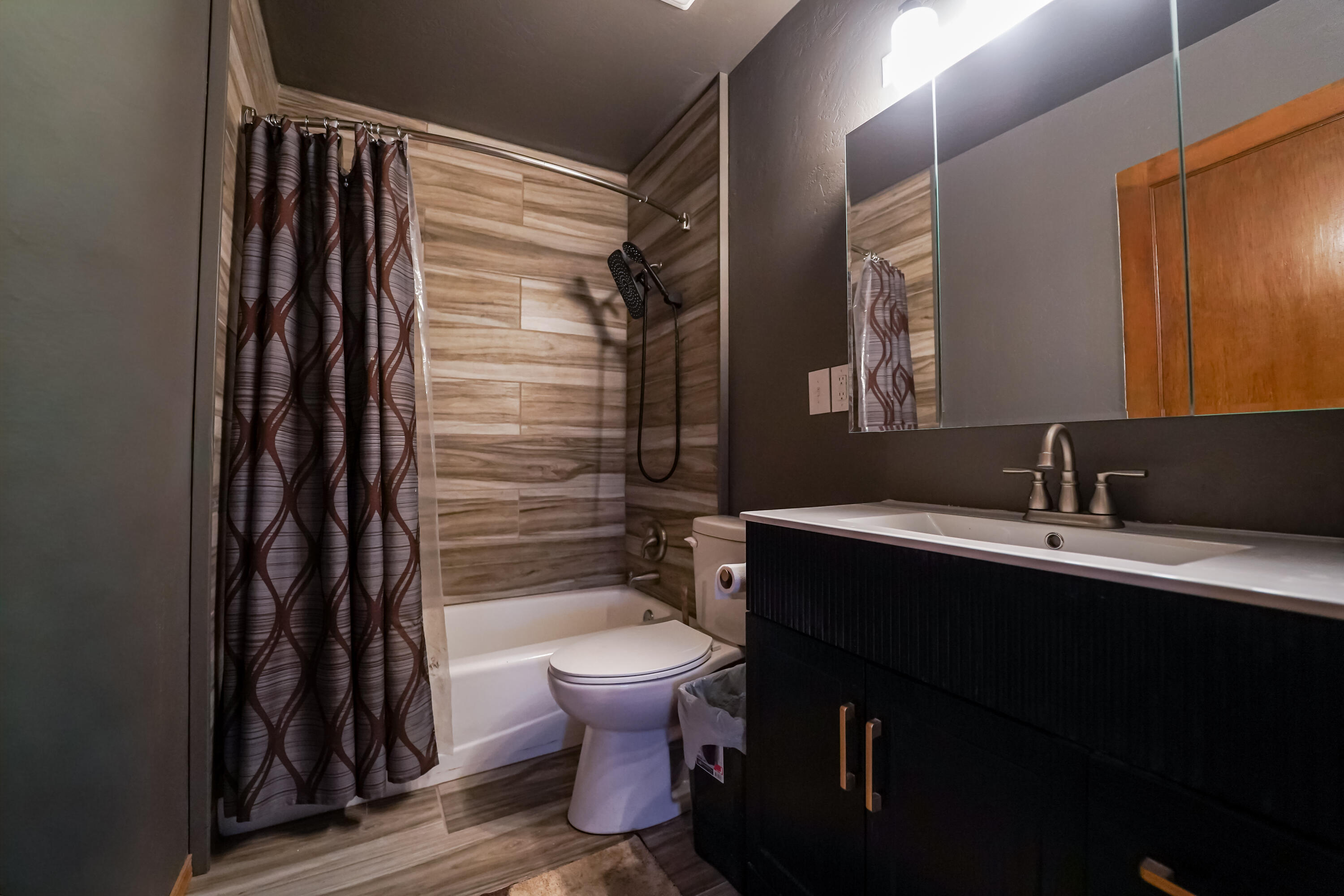 2811 North 11th Street Sheboygan, WI 53083 - Photo 7 of 11 Full Bathroom