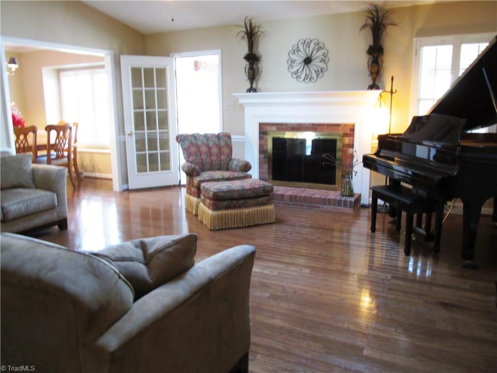 1108 Mapleview Court High Point, NC 27265 - Photo 4 of 17 Vaulted ceilings add to the beauty of this room.