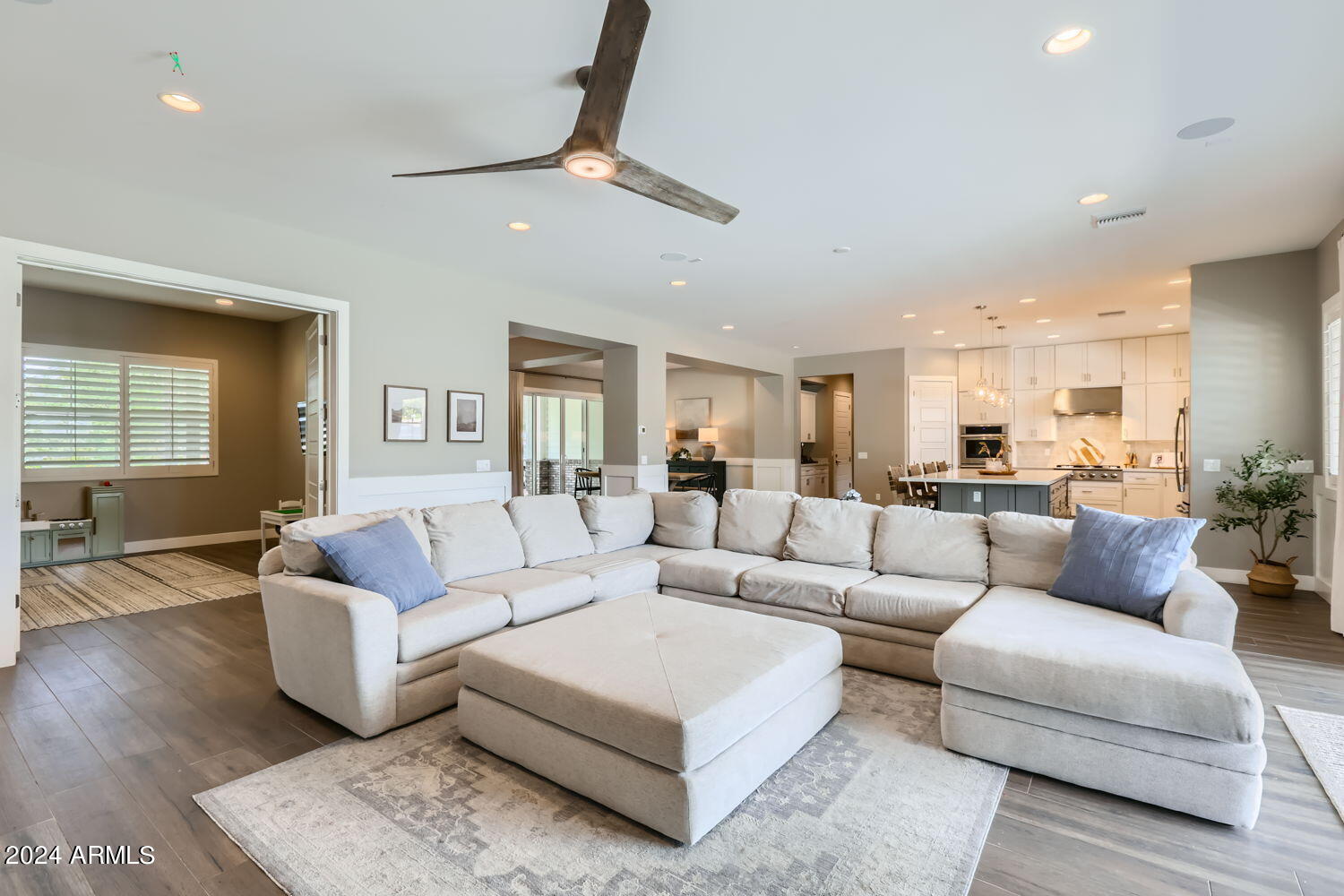 7834 North 11th Avenue Phoenix, AZ 85021 - Photo 7 of 37 Living Room