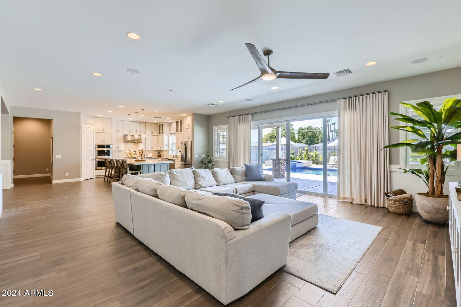 7834 North 11th Avenue Phoenix, AZ 85021 - Photo 8 of 37 Living Room