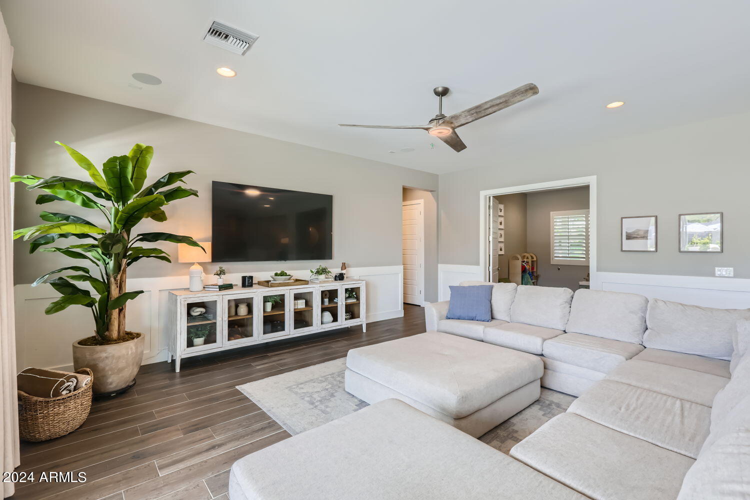 7834 North 11th Avenue Phoenix, AZ 85021 - Photo 9 of 37 Living Room