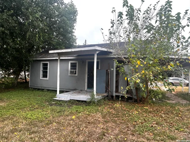 $800 | 610 West Stamper Street, Beeville, TX 78102