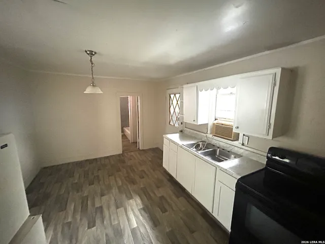 $800 | 610 West Stamper Street, Beeville, TX 78102