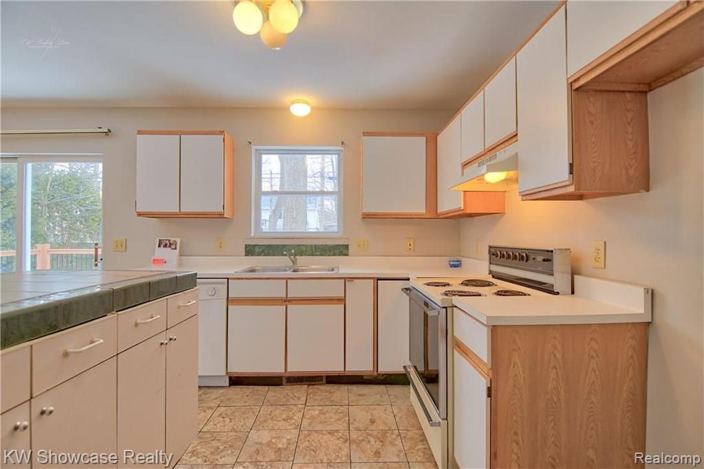 3832 Mapleleaf Road Waterford, MI 48328 - Photo 7 of 17