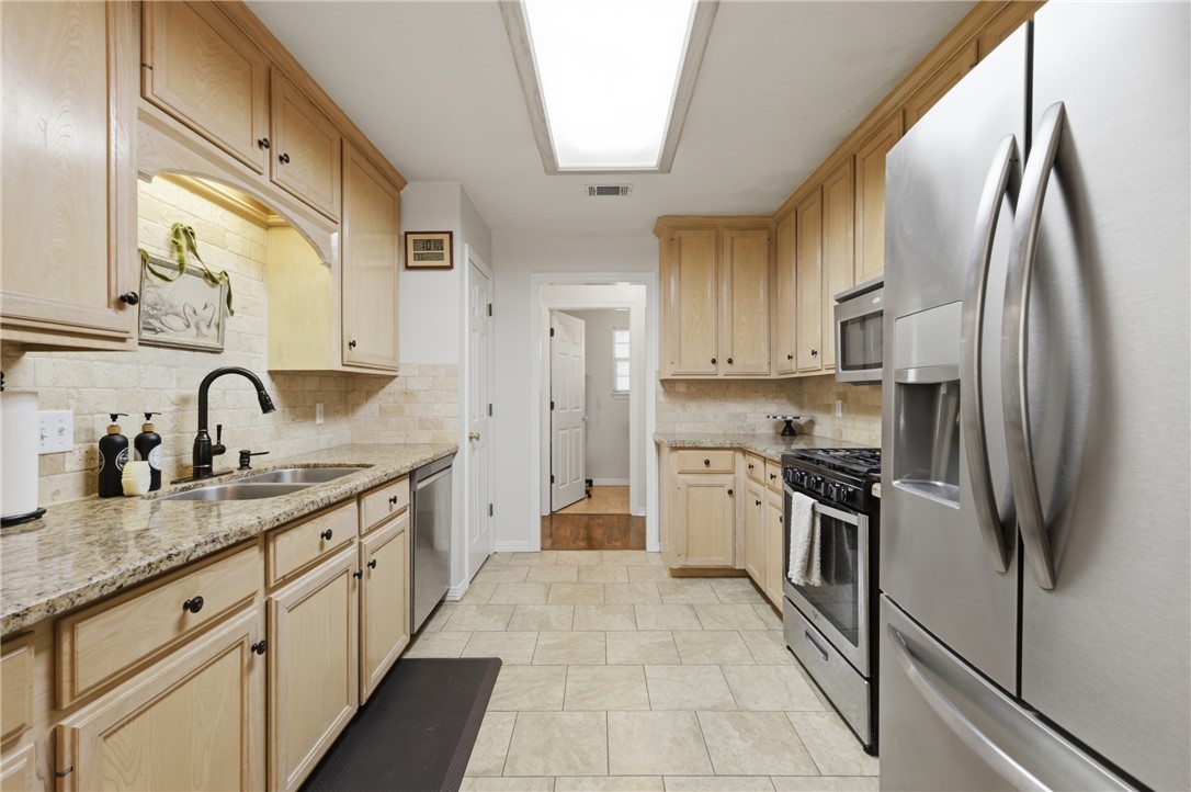 4600 Kensington Road Bryan, TX 77802 - Photo 11 of 31 Kitchen - granite counters, stainless steel appliances