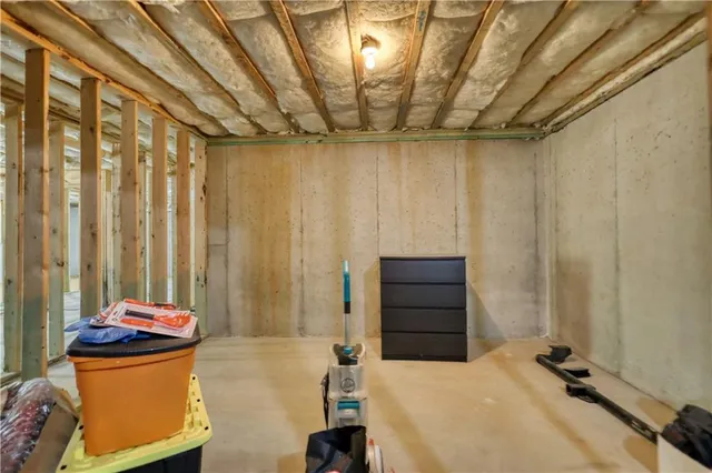 a view of an house with backyard