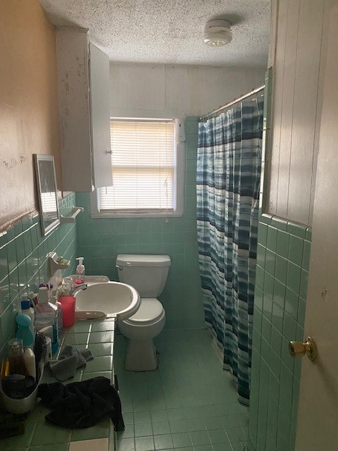 409 Chaparral Street Alice, TX 78332 - Photo 13 of 24 a bathroom with a sink toilet and shower