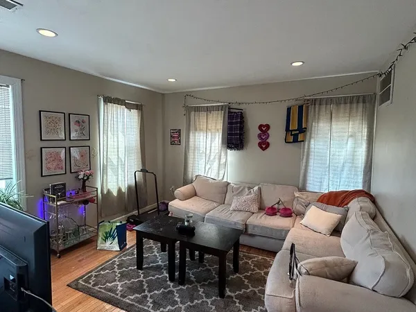 $2,300 | 84 May Street, Unit 2, Worcester, MA 01602
