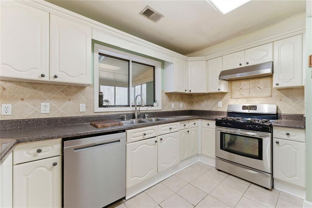 1358 Murdock Road Marietta, GA 30062 - Photo 3 of 30