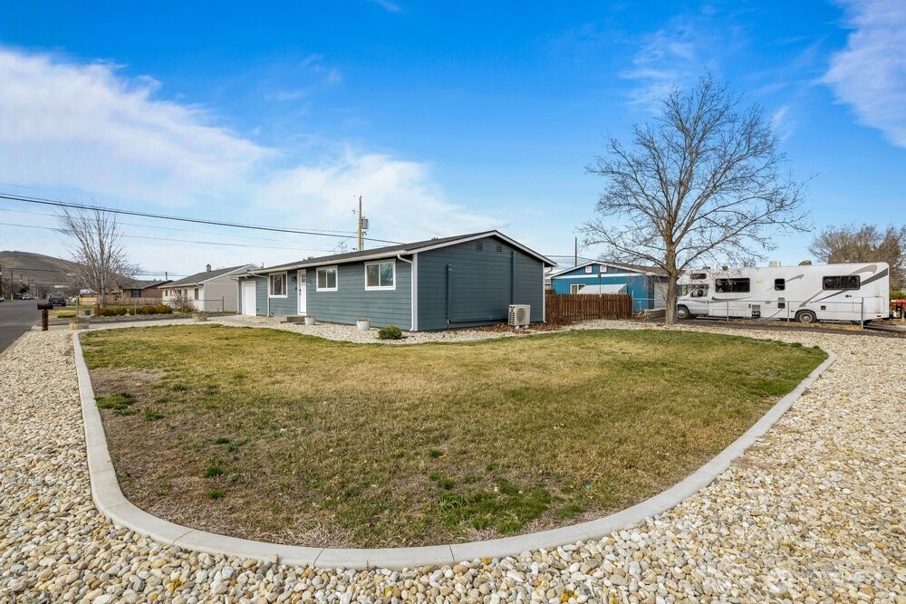 911 A Street Northeast Ephrata, WA 98823 - Photo 3 of 23