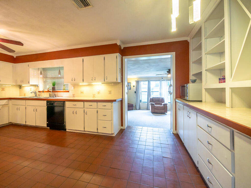 5328 Club Road Haverhill, FL 33415 - Photo 14 of 32 Haverhill House-11