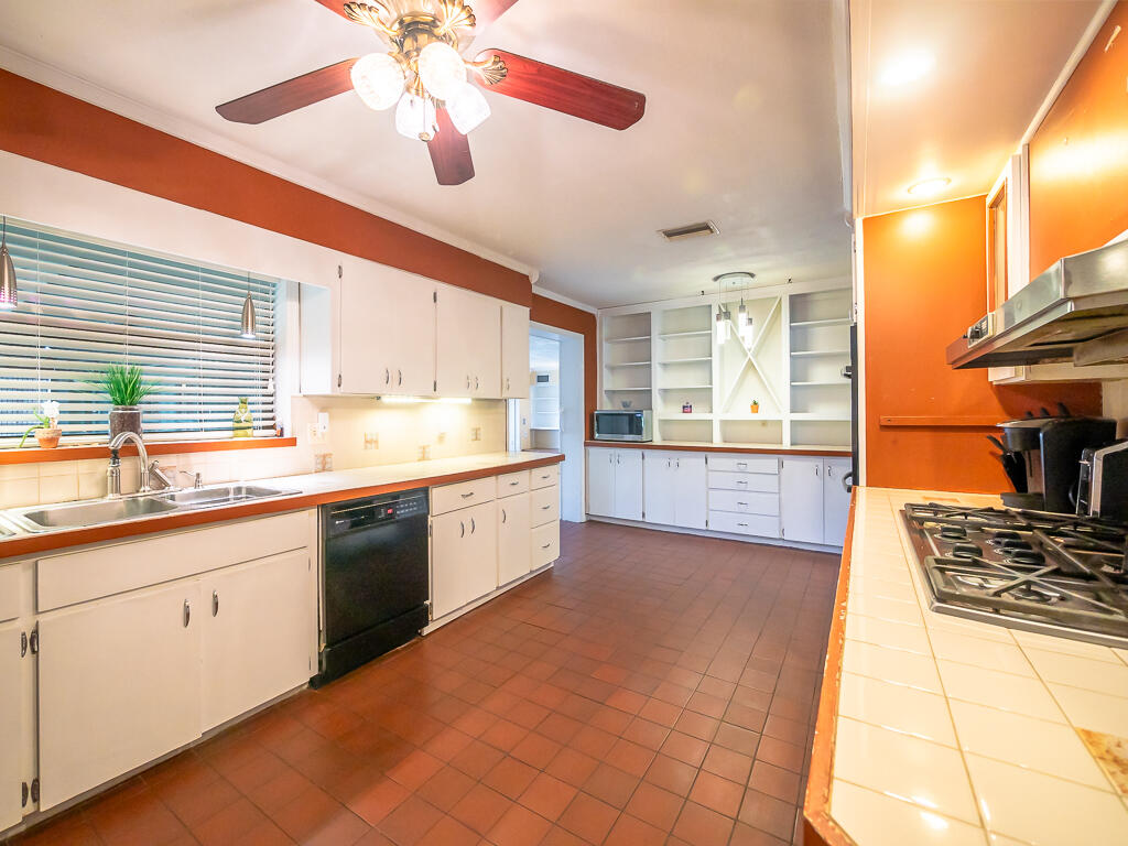 5328 Club Road Haverhill, FL 33415 - Photo 15 of 32 Haverhill House-12