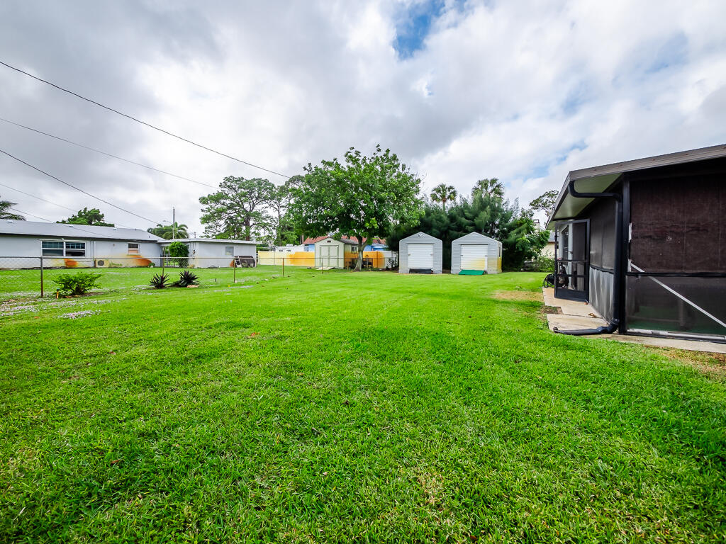 5328 Club Road Haverhill, FL 33415 - Photo 26 of 32 Haverhill House-25