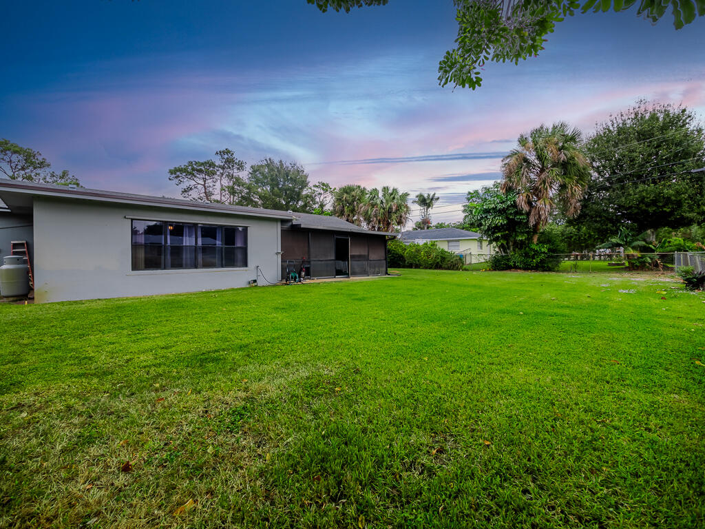 5328 Club Road Haverhill, FL 33415 - Photo 28 of 32 Haverhill House-28