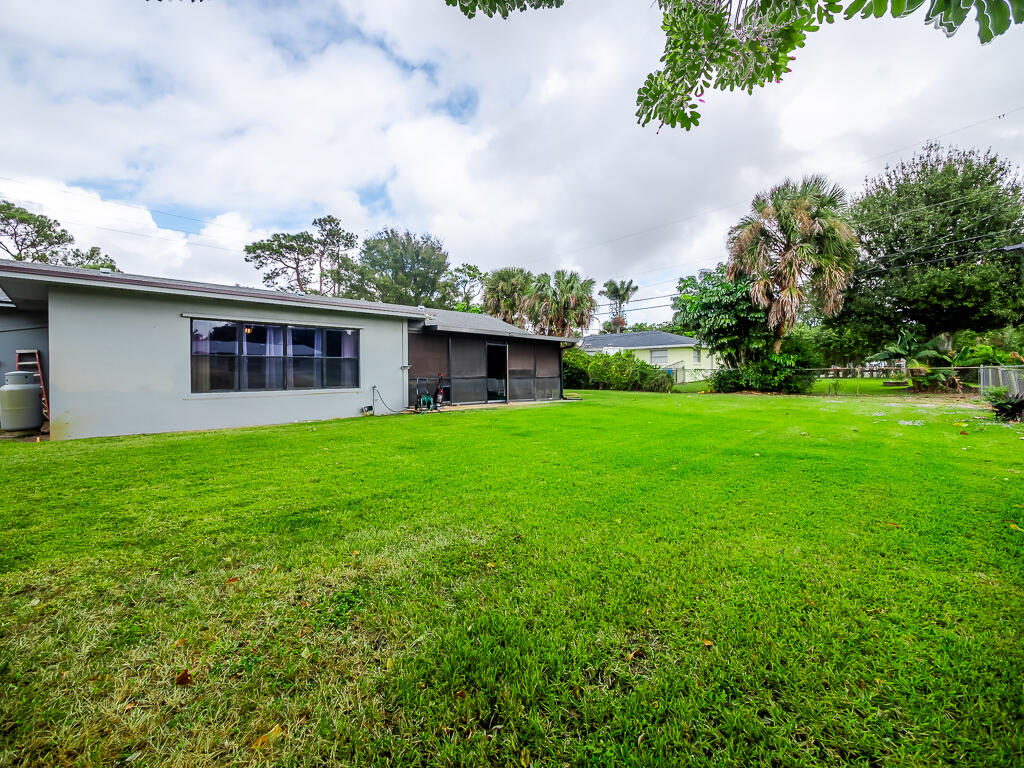 5328 Club Road Haverhill, FL 33415 - Photo 29 of 32 Haverhill House-29