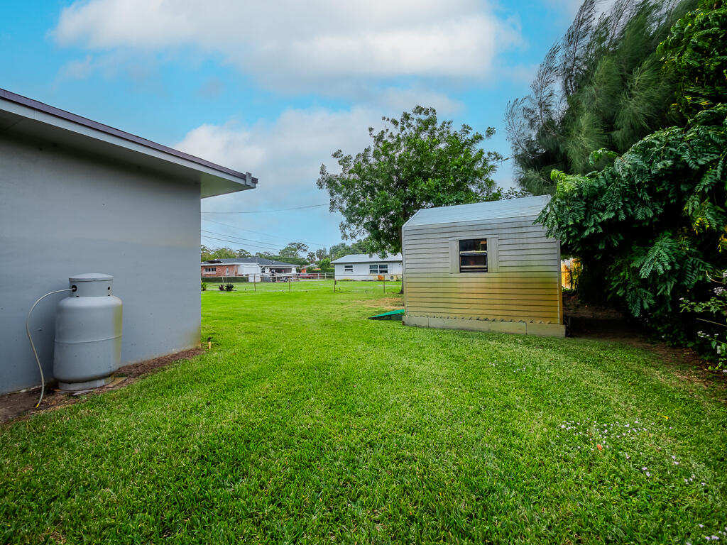 5328 Club Road Haverhill, FL 33415 - Photo 30 of 32 Haverhill House-30