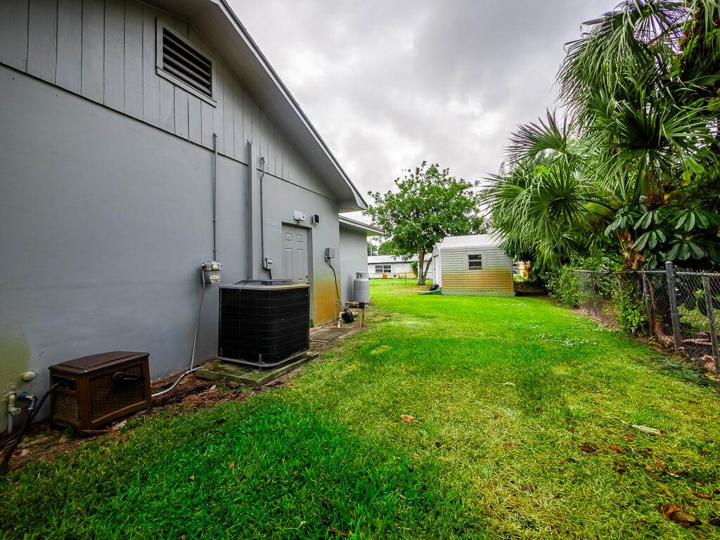 5328 Club Road Haverhill, FL 33415 - Photo 32 of 32 Haverhill House-32