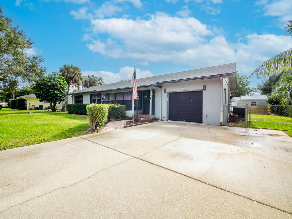 5328 Club Road Haverhill, FL 33415 - Photo 4 of 32 Haverhill House-5