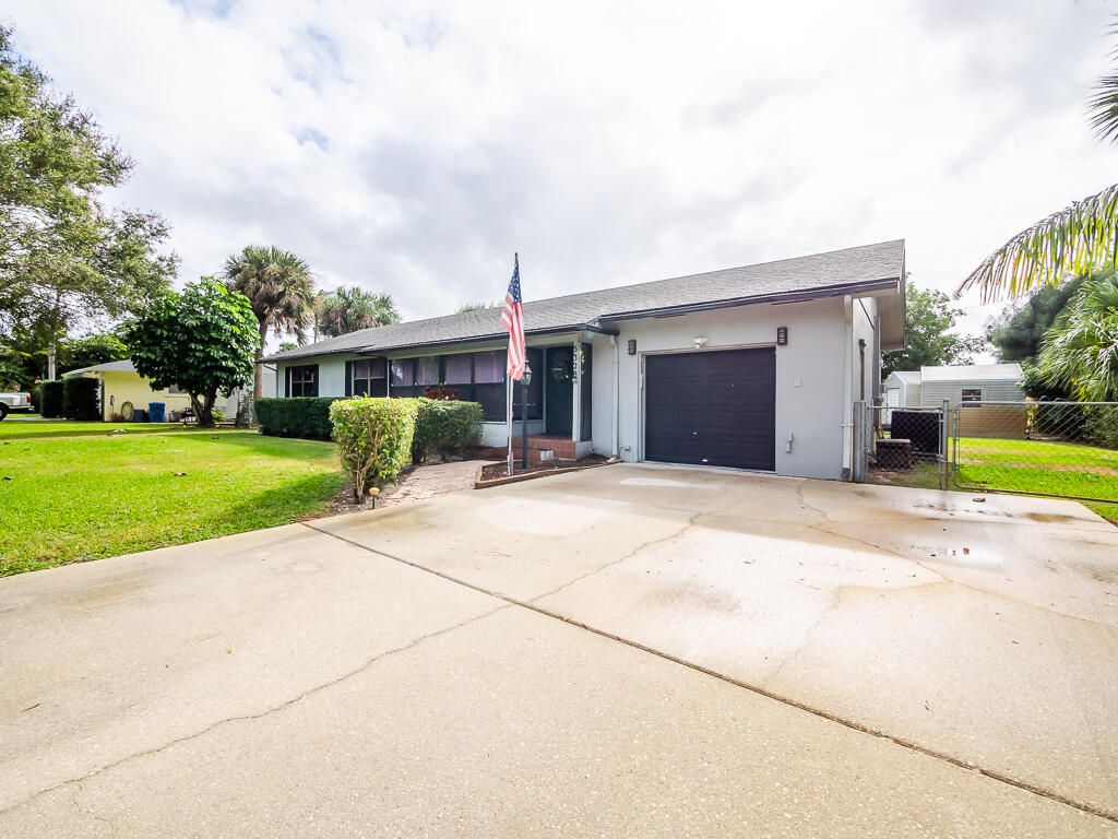 5328 Club Road Haverhill, FL 33415 - Photo 5 of 32 Haverhill House-6