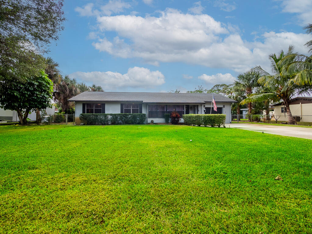 5328 Club Road Haverhill, FL 33415 - Photo 6 of 32 Haverhill House-3