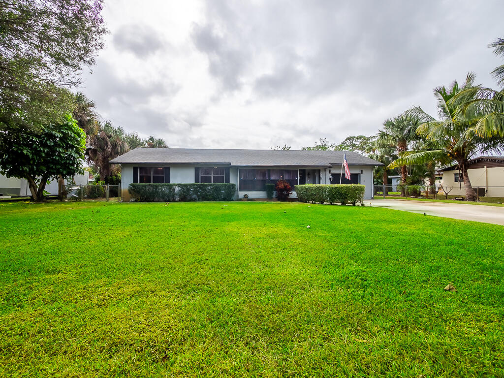 5328 Club Road Haverhill, FL 33415 - Photo 7 of 32 Haverhill House-4