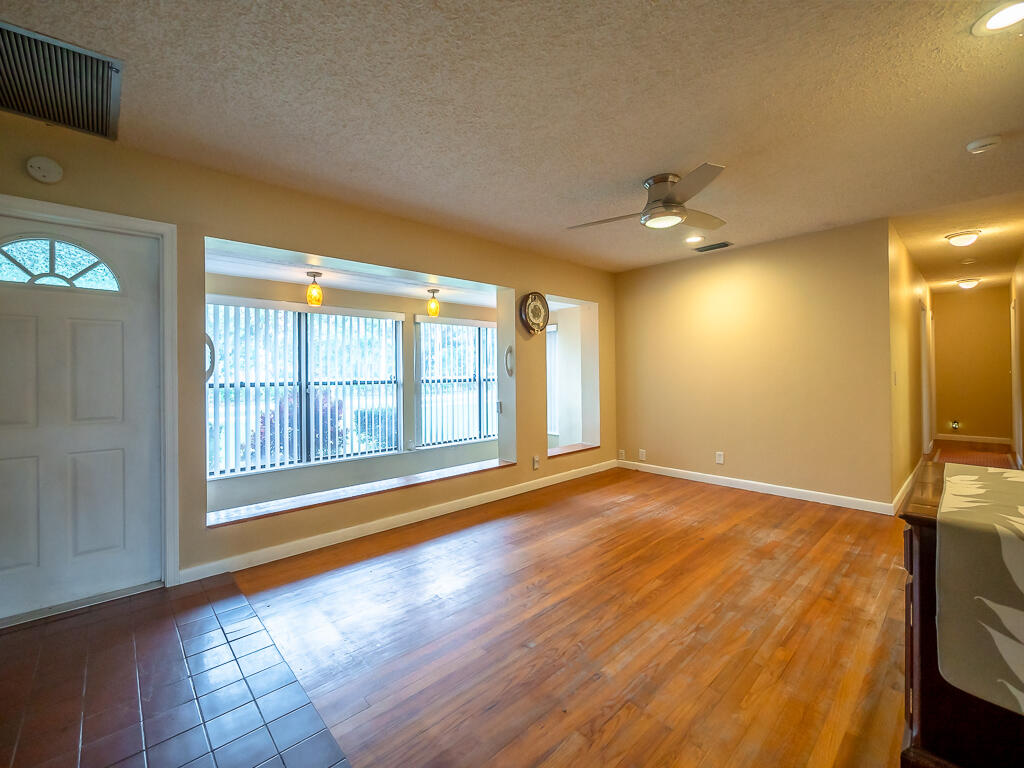 5328 Club Road Haverhill, FL 33415 - Photo 8 of 32 Haverhill House-13