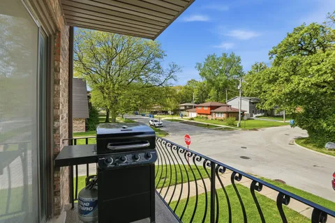 $119,900 | 14457 Lamon Avenue, Unit 2S, Midlothian, IL 60445