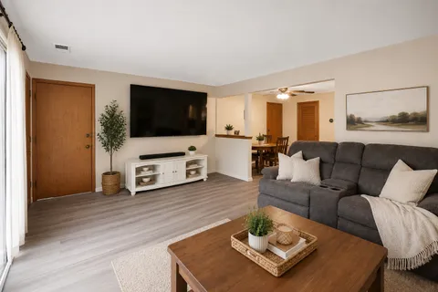 $119,900 | 14457 Lamon Avenue, Unit 2S, Midlothian, IL 60445