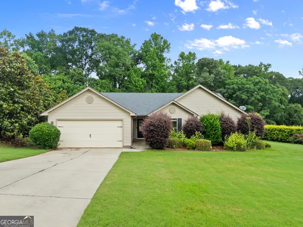 a view of a house with yard and tree s