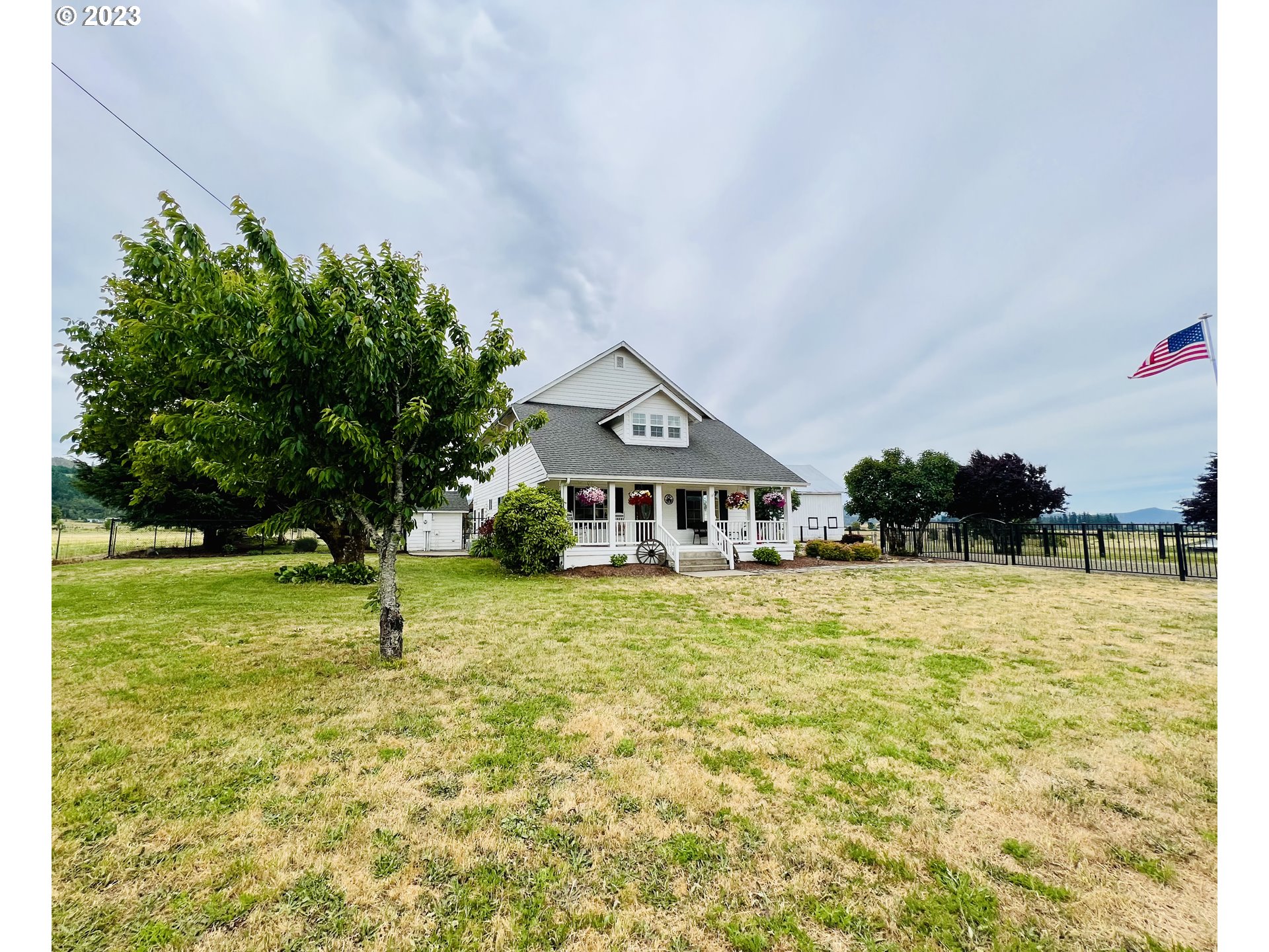 5393 Nonpareil Road Sutherlin, OR 97479 - Photo 4 of 42 a house with garden in front of it