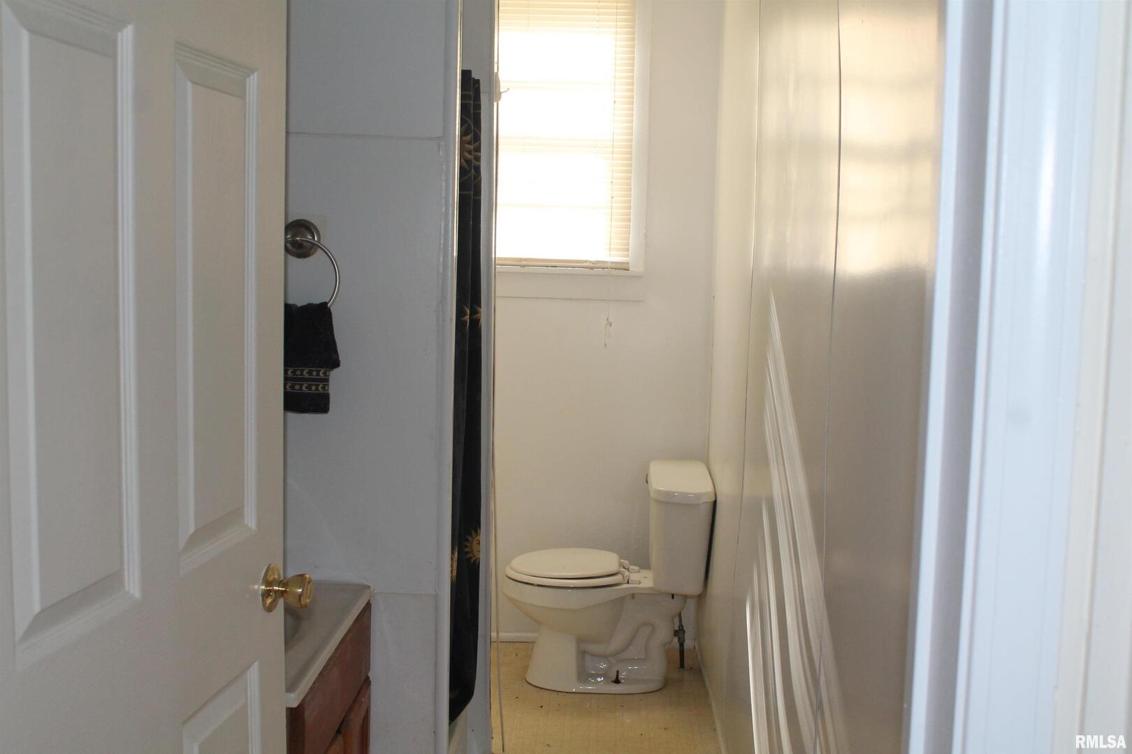701 West Cherry Street, Unit 1 Carbondale, IL 62901 - Photo 6 of 9 a bathroom with a granite countertop shower a toilet and a sink