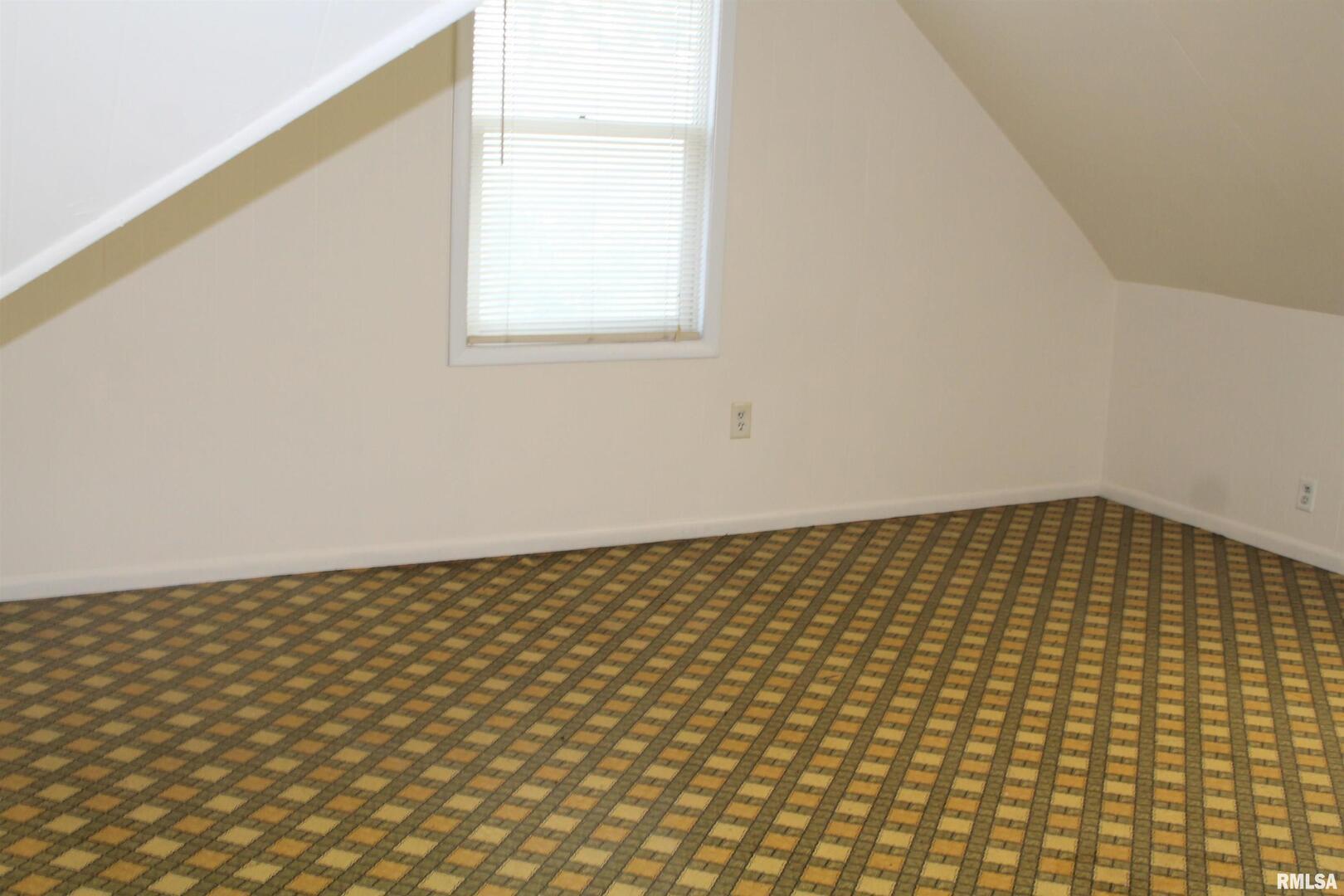 701 West Cherry Street, Unit 1 Carbondale, IL 62901 - Photo 9 of 9 a bathroom with a window
