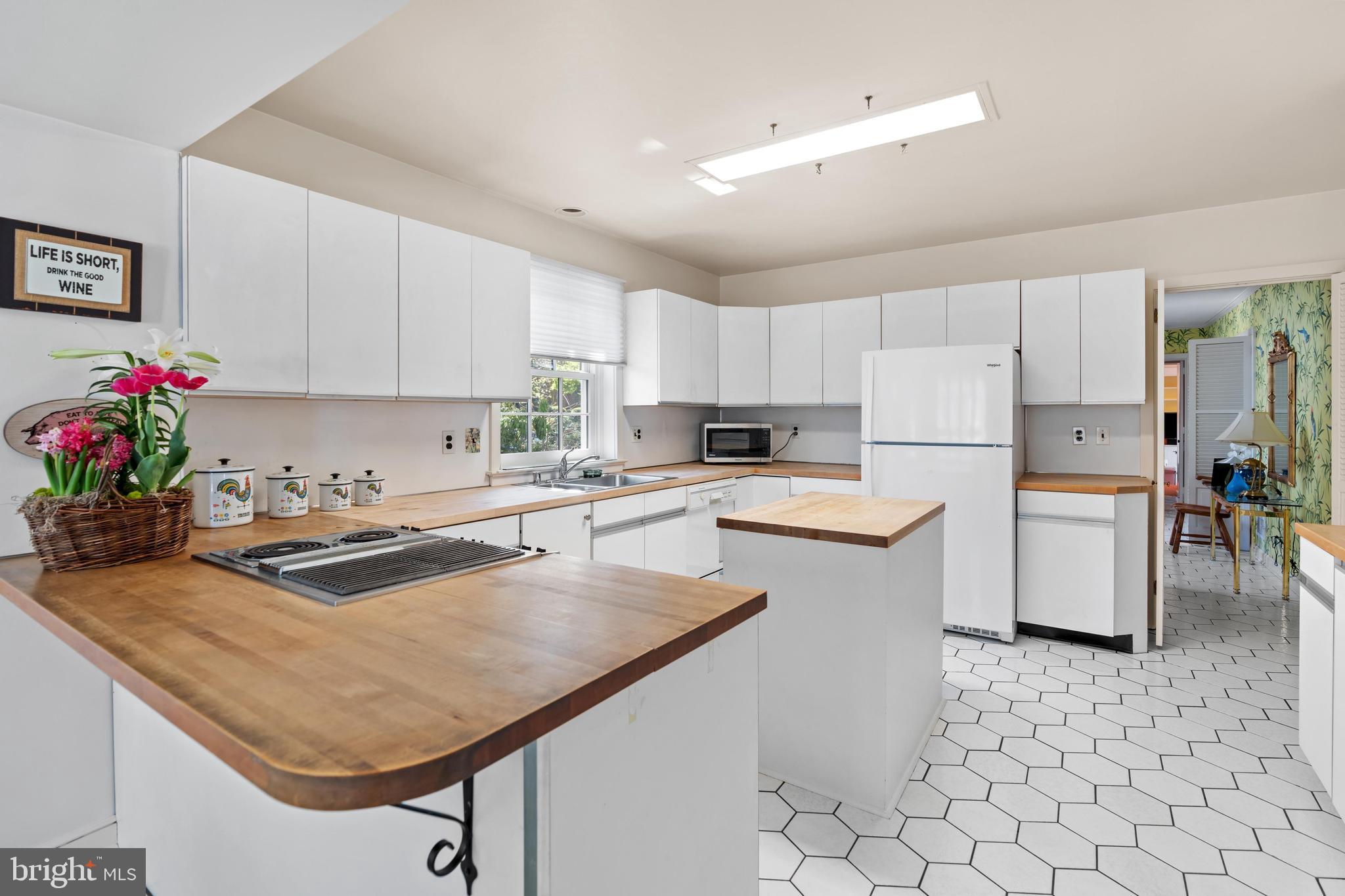 129 School Road Wilmington, DE 19803 - Photo 13 of 53 Impeccably maintained kitchen with ample storage