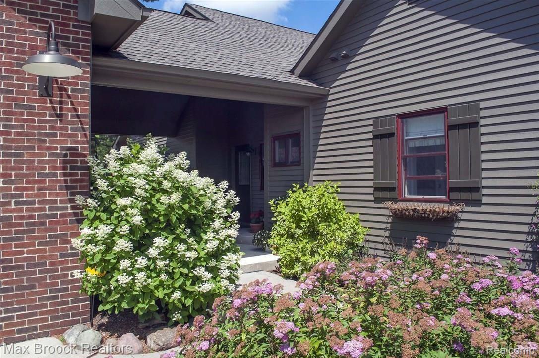 2592 Hadley Road Lapeer, MI 48446 - Photo 7 of 68 3.jpg