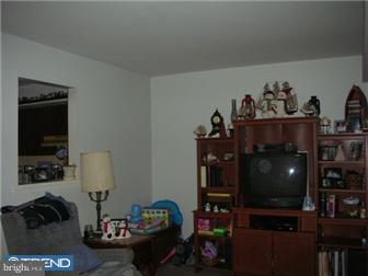 96 Stonegate Road Quakertown, PA 18951 - Photo 2 of 10 Family Room