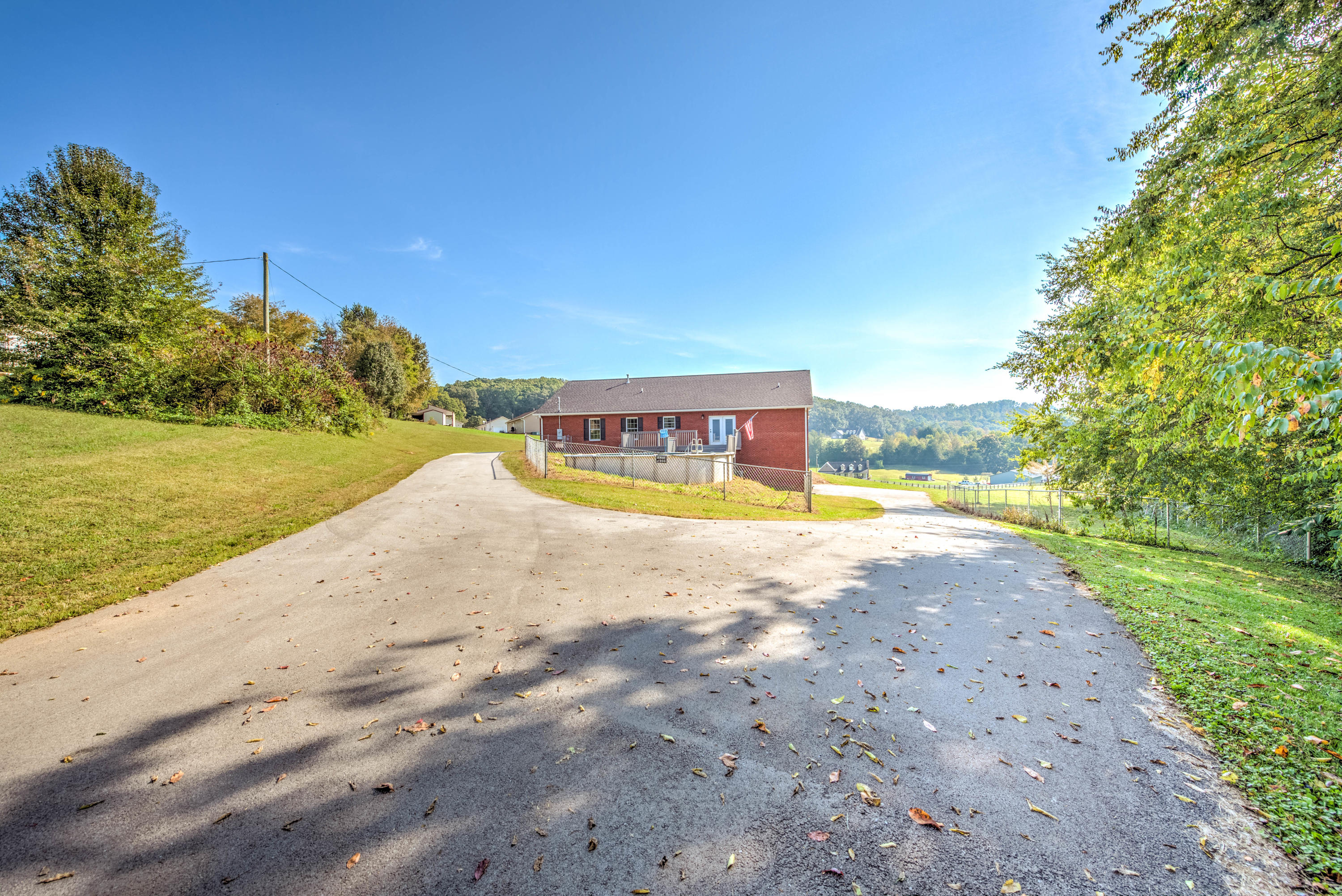 513 Laurel Road Clinton, TN 37716 - Photo 3 of 38 Lots of Parking