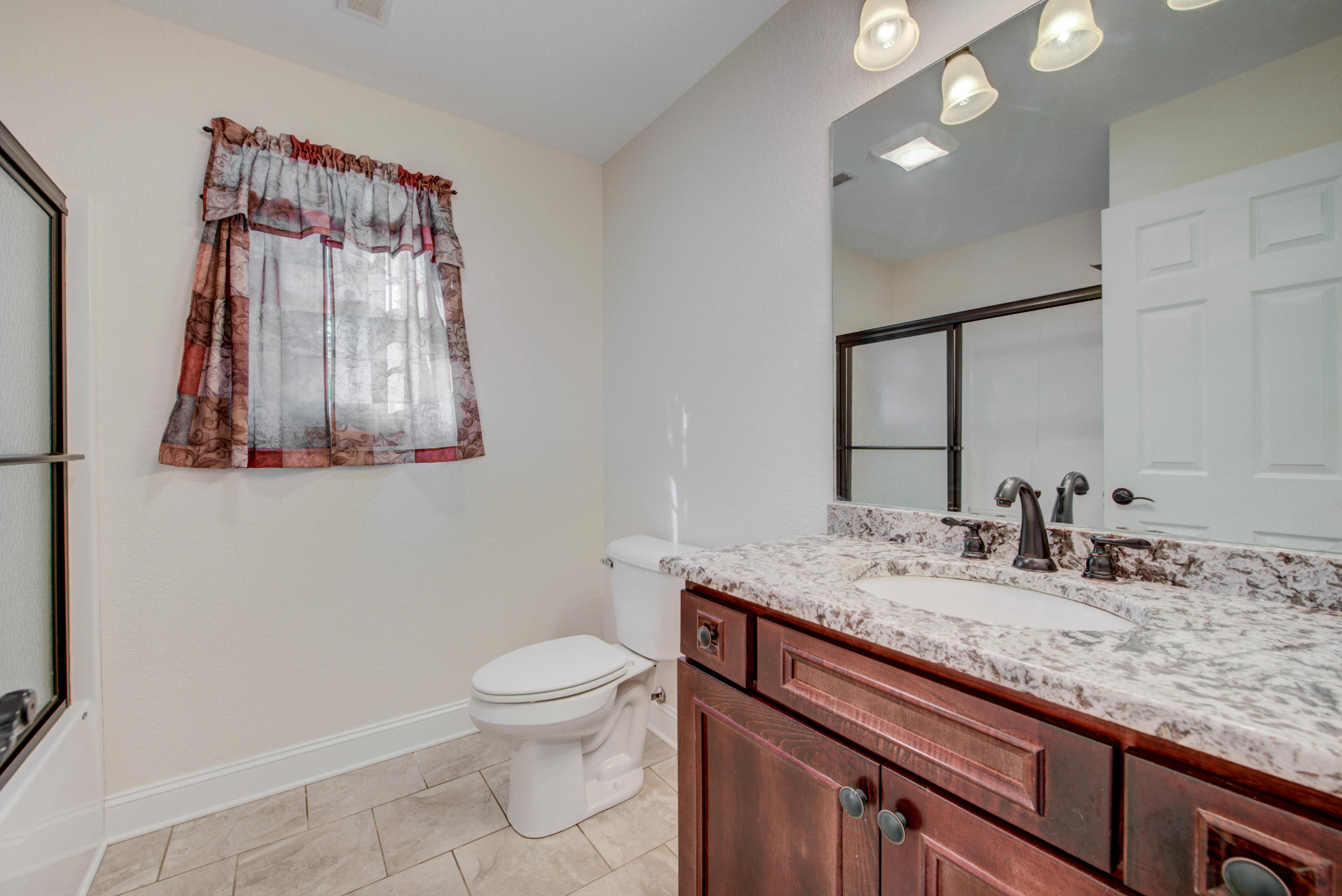 513 Laurel Road Clinton, TN 37716 - Photo 22 of 38 Main Bathroom