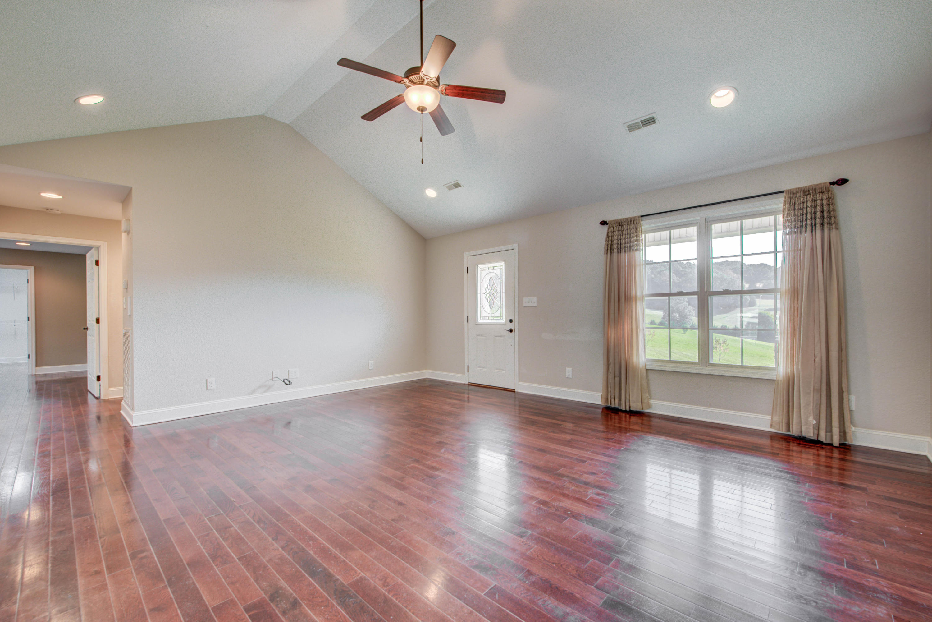513 Laurel Road Clinton, TN 37716 - Photo 6 of 38 Living Room
