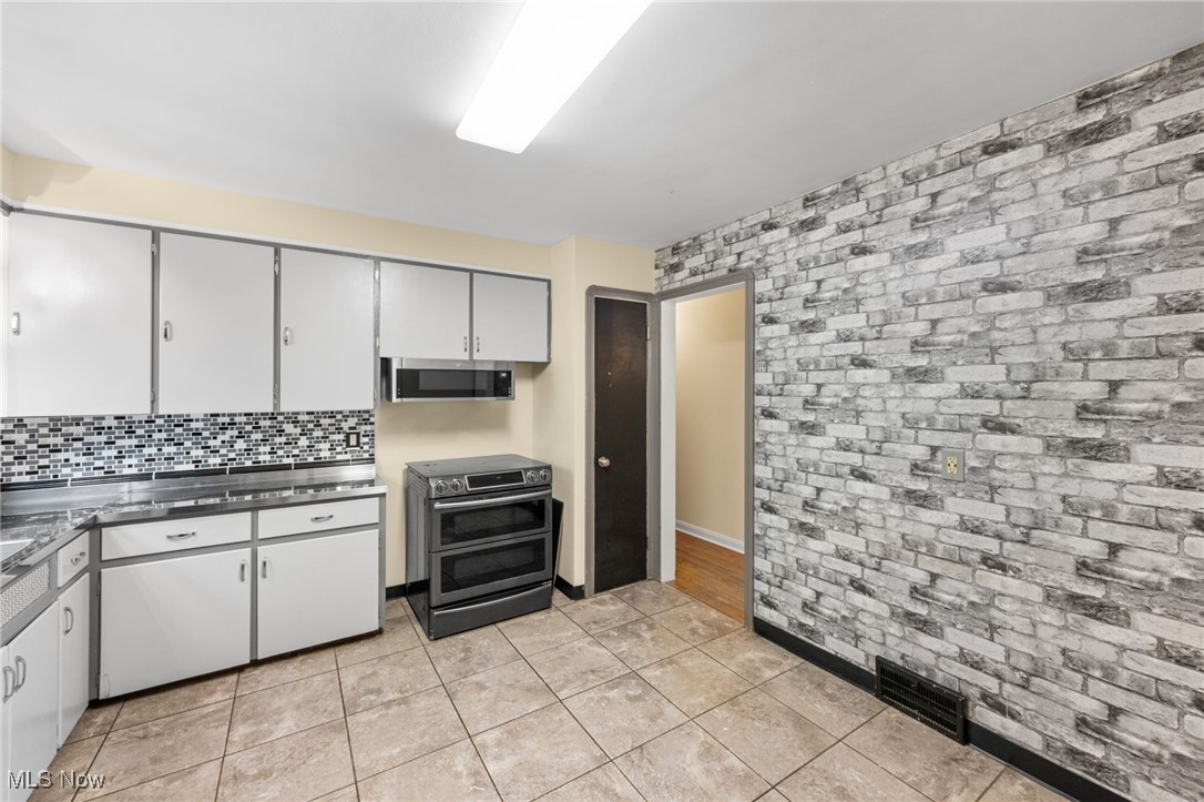 6436 Olde York Road Cleveland, OH 44130 - Photo 13 of 32 Gallery Image 13