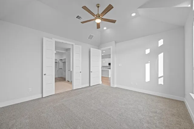 a view of an empty room and a ceiling fan window