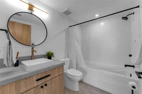 $825,000 | 1300 Ponce De Leon, Unit 815, Coral Gables, FL 33134