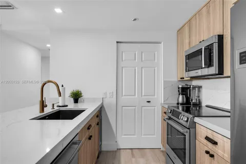 $825,000 | 1300 Ponce De Leon, Unit 815, Coral Gables, FL 33134