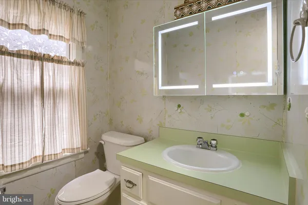 a view of entryway with a front door