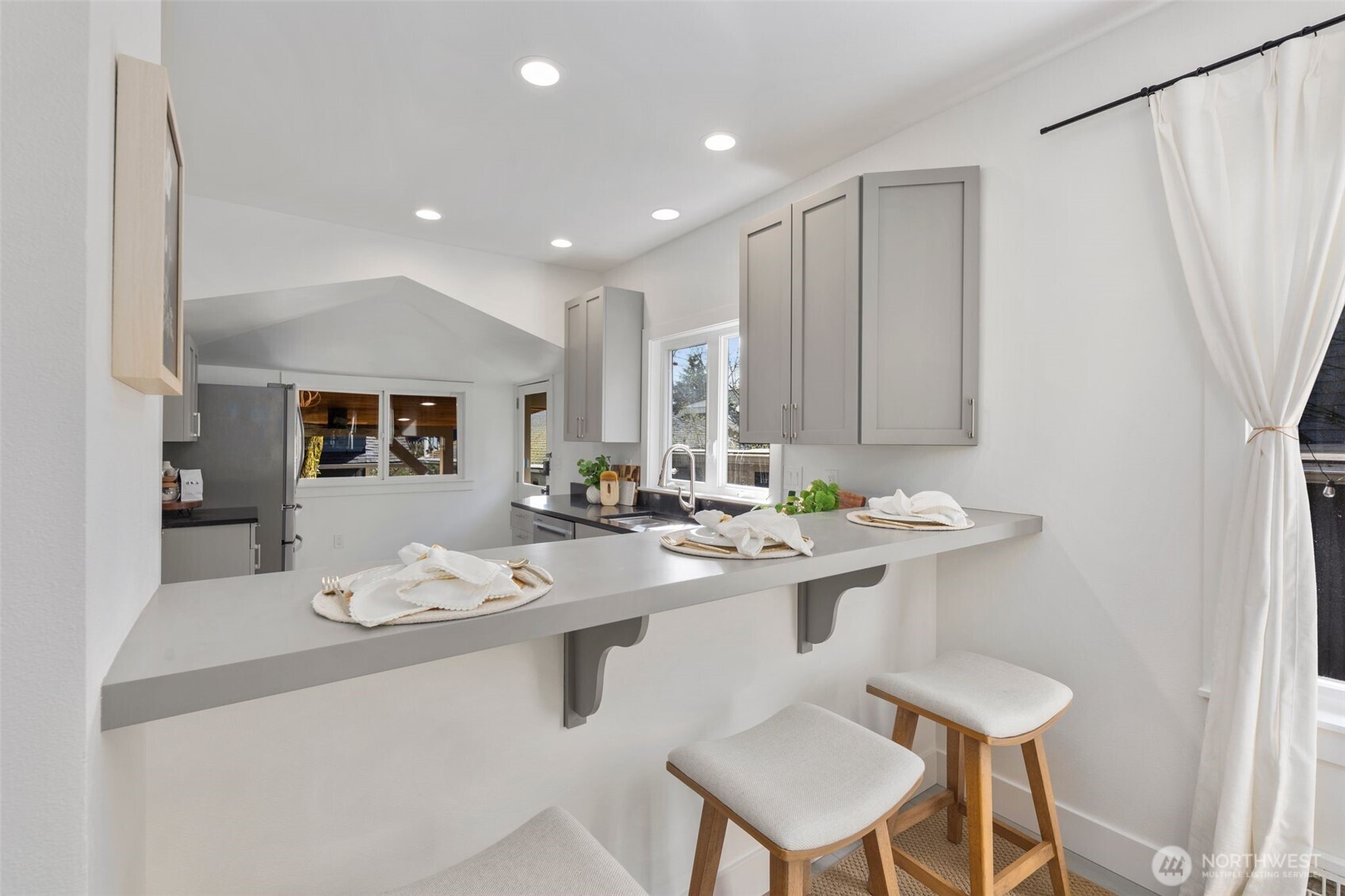 4642 Eastern Avenue North Seattle, WA 98103 - Photo 11 of 34