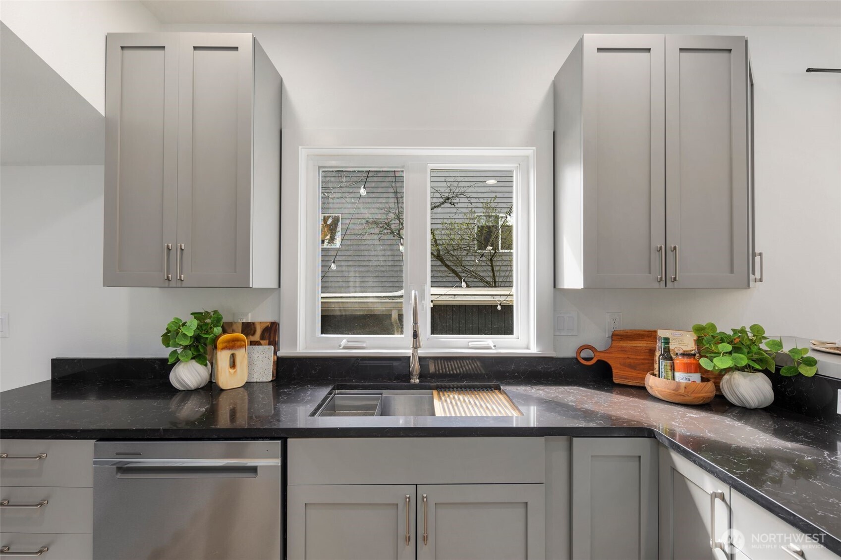 4642 Eastern Avenue North Seattle, WA 98103 - Photo 12 of 34