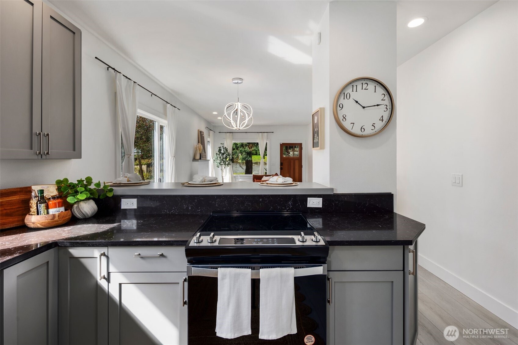 4642 Eastern Avenue North Seattle, WA 98103 - Photo 13 of 34