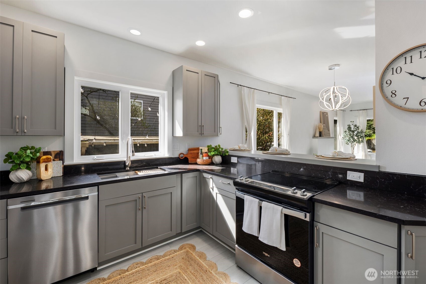 4642 Eastern Avenue North Seattle, WA 98103 - Photo 14 of 34